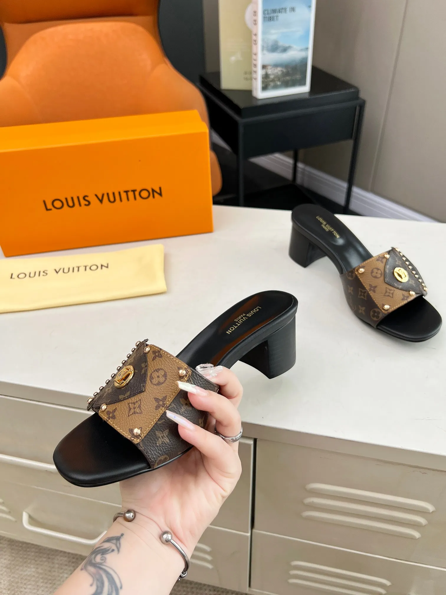 💕💕Factory direct selling price p400💕💕 Vuitton Louis Vuitton's latest 2024 spring and summer style. This LV Frame flat sandal is combined with Monogram and Monogram Reverse canvas, showing a fashionable and comfortable style. The wide front strap is embellished with studs and the LV Circle logo, echoing the opening and closing design of the Camera Box bag, and a durable leather outsole completes the look. Bringing a different visual feast to the hot summer Color: Brown White Size: 35 to 40 (4142 43 44 can be customized, non-returnable and non-exchangeable) (Genuine leather bottom can be customized +40) (Genuine leather bottom can be customized +30)